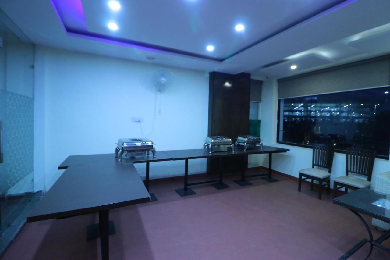 Hotel Eurasia Mohali International Airport Zirakpur エクステリア 写真