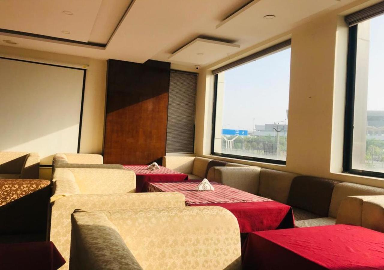 Hotel Eurasia Mohali International Airport Zirakpur エクステリア 写真