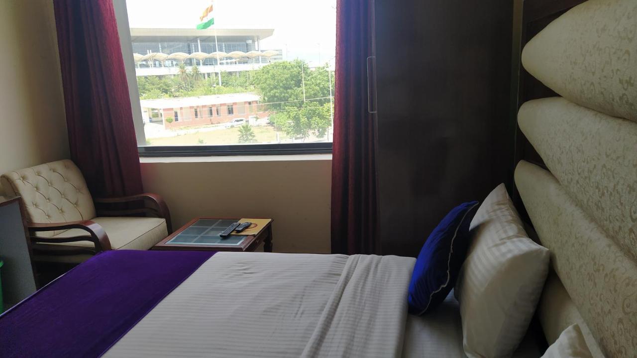 Hotel Eurasia Mohali International Airport Zirakpur エクステリア 写真